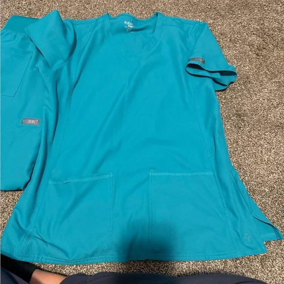 Med Couture Aqua Blue Scrub Top and jogger bottoms - Picture 1 of 3